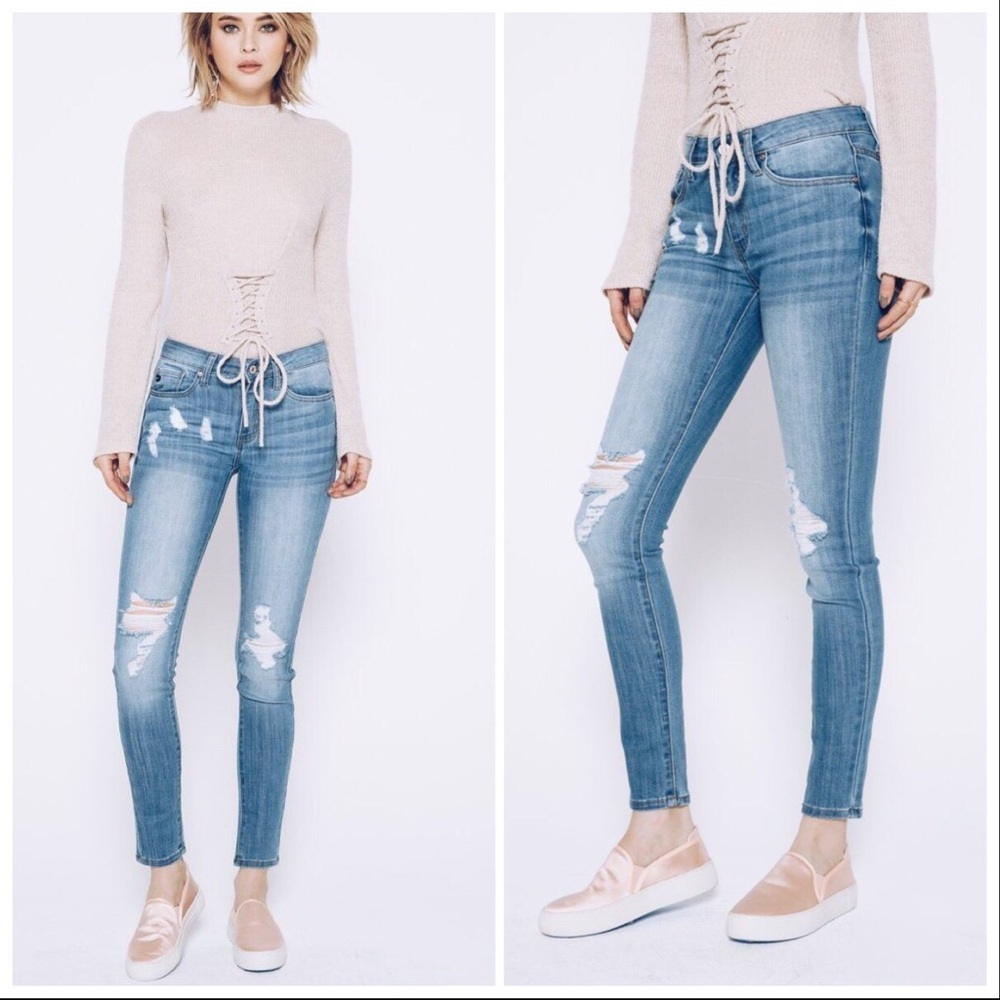 5⭐️LIGHT WASH DISTRESSED ANKLE SKINNY- JEANS